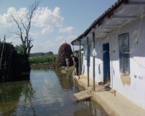 S. Dumeni, r. Riscani, apa lacului a inundat curtea si s-a oprit la prispa casei